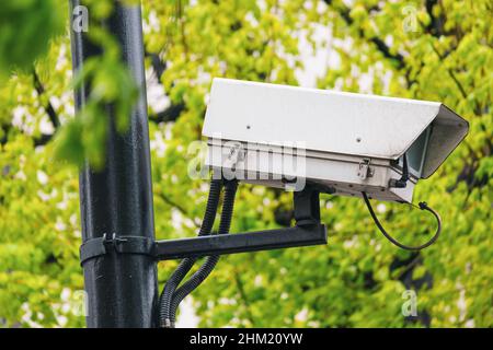 Caméra CCTV. Caméra de sécurité dans un parc. Protection de la propriété privée. Banque D'Images