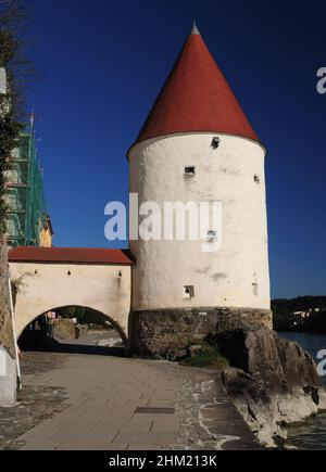 Vieille tour de défense Schaiblingsturm à l'auberge River à Passau Allemagne lors D'Une belle Journée d'automne ensoleillé avec Un ciel bleu clair Banque D'Images