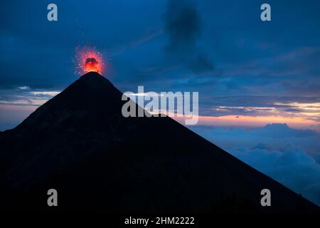 Volcán de Fuego ou Chi Qaq' pendant l'éruption Banque D'Images