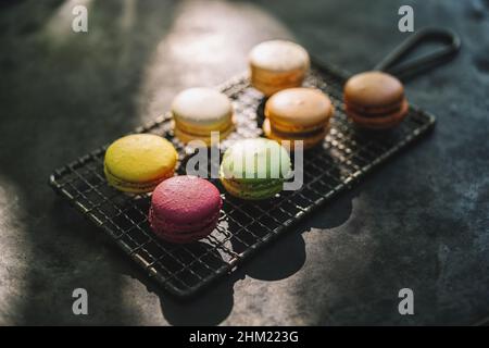 Macarons de couleur fraîche ou macarons sur un ancien rack de refroidissement Banque D'Images