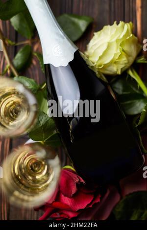 une bouteille de vin, champagne, fleurs et deux verres de champagne Banque D'Images