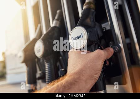 Homme tenant la buse de la pompe à gaz Banque D'Images