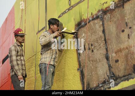 Keraniganj, Bangladesh.06th févr. 2022.Les travailleurs bangladais travaillent dans un chantier naval sur la rive du Buriganga, Keraniganj, près de Dhaka, au Bangladesh, le 6 février 2022.Avec un nombre croissant de commandes d'acheteurs locaux et mondiaux, l'industrie de la construction navale du Bangladesh est en plein essor, contribuant à la diversification du panier d'exportation du pays et générant des opportunités d'emploi.(Photo de Suvra Kanti Das/Sipa USA) crédit: SIPA USA/Alay Live News Banque D'Images