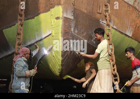 Keraniganj, Bangladesh.06th févr. 2022.Les travailleurs bangladais travaillent dans un chantier naval sur la rive du Buriganga, Keraniganj, près de Dhaka, au Bangladesh, le 6 février 2022.Avec un nombre croissant de commandes d'acheteurs locaux et mondiaux, l'industrie de la construction navale du Bangladesh est en plein essor, contribuant à la diversification du panier d'exportation du pays et générant des opportunités d'emploi.(Photo de Suvra Kanti Das/Sipa USA) crédit: SIPA USA/Alay Live News Banque D'Images