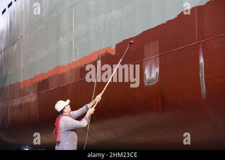 Keraniganj, Bangladesh.06th févr. 2022.Les travailleurs bangladais travaillent dans un chantier naval sur la rive du Buriganga, Keraniganj, près de Dhaka, au Bangladesh, le 6 février 2022.Avec un nombre croissant de commandes d'acheteurs locaux et mondiaux, l'industrie de la construction navale du Bangladesh est en plein essor, contribuant à la diversification du panier d'exportation du pays et générant des opportunités d'emploi.(Photo de Suvra Kanti Das/Sipa USA) crédit: SIPA USA/Alay Live News Banque D'Images