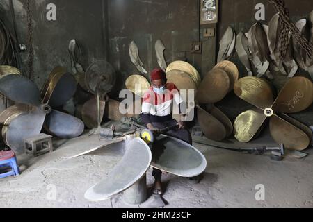 Keraniganj, Bangladesh.06th févr. 2022.Les travailleurs bangladais travaillent dans un chantier naval sur la rive du Buriganga, Keraniganj, près de Dhaka, au Bangladesh, le 6 février 2022.Avec un nombre croissant de commandes d'acheteurs locaux et mondiaux, l'industrie de la construction navale du Bangladesh est en plein essor, contribuant à la diversification du panier d'exportation du pays et générant des opportunités d'emploi.(Photo de Suvra Kanti Das/Sipa USA) crédit: SIPA USA/Alay Live News Banque D'Images