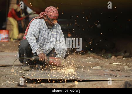 Keraniganj, Bangladesh.06th févr. 2022.Les travailleurs bangladais travaillent dans un chantier naval sur la rive du Buriganga, Keraniganj, près de Dhaka, au Bangladesh, le 6 février 2022.Avec un nombre croissant de commandes d'acheteurs locaux et mondiaux, l'industrie de la construction navale du Bangladesh est en plein essor, contribuant à la diversification du panier d'exportation du pays et générant des opportunités d'emploi.(Photo de Suvra Kanti Das/Sipa USA) crédit: SIPA USA/Alay Live News Banque D'Images