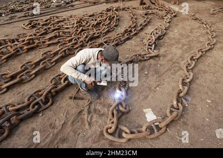 Keraniganj, Bangladesh.06th févr. 2022.Les travailleurs bangladais travaillent dans un chantier naval sur la rive du Buriganga, Keraniganj, près de Dhaka, au Bangladesh, le 6 février 2022.Avec un nombre croissant de commandes d'acheteurs locaux et mondiaux, l'industrie de la construction navale du Bangladesh est en plein essor, contribuant à la diversification du panier d'exportation du pays et générant des opportunités d'emploi.(Photo de Suvra Kanti Das/Sipa USA) crédit: SIPA USA/Alay Live News Banque D'Images