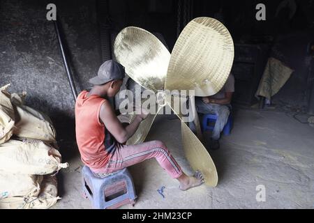 Keraniganj, Bangladesh.06th févr. 2022.Les travailleurs bangladais travaillent dans un chantier naval sur la rive du Buriganga, Keraniganj, près de Dhaka, au Bangladesh, le 6 février 2022.Avec un nombre croissant de commandes d'acheteurs locaux et mondiaux, l'industrie de la construction navale du Bangladesh est en plein essor, contribuant à la diversification du panier d'exportation du pays et générant des opportunités d'emploi.(Photo de Suvra Kanti Das/Sipa USA) crédit: SIPA USA/Alay Live News Banque D'Images