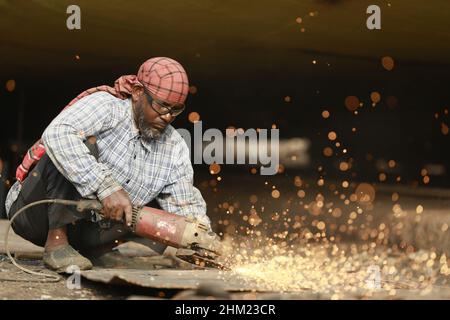 Keraniganj, Bangladesh.06th févr. 2022.Les travailleurs bangladais travaillent dans un chantier naval sur la rive du Buriganga, Keraniganj, près de Dhaka, au Bangladesh, le 6 février 2022.Avec un nombre croissant de commandes d'acheteurs locaux et mondiaux, l'industrie de la construction navale du Bangladesh est en plein essor, contribuant à la diversification du panier d'exportation du pays et générant des opportunités d'emploi.(Photo de Suvra Kanti Das/Sipa USA) crédit: SIPA USA/Alay Live News Banque D'Images