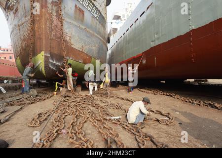 Keraniganj, Bangladesh.06th févr. 2022.Les travailleurs bangladais travaillent dans un chantier naval sur la rive du Buriganga, Keraniganj, près de Dhaka, au Bangladesh, le 6 février 2022.Avec un nombre croissant de commandes d'acheteurs locaux et mondiaux, l'industrie de la construction navale du Bangladesh est en plein essor, contribuant à la diversification du panier d'exportation du pays et générant des opportunités d'emploi.(Photo de Suvra Kanti Das/Sipa USA) crédit: SIPA USA/Alay Live News Banque D'Images