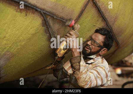 Keraniganj, Bangladesh.06th févr. 2022.Les travailleurs bangladais travaillent dans un chantier naval sur la rive du Buriganga, Keraniganj, près de Dhaka, au Bangladesh, le 6 février 2022.Avec un nombre croissant de commandes d'acheteurs locaux et mondiaux, l'industrie de la construction navale du Bangladesh est en plein essor, contribuant à la diversification du panier d'exportation du pays et générant des opportunités d'emploi.(Photo de Suvra Kanti Das/Sipa USA) crédit: SIPA USA/Alay Live News Banque D'Images