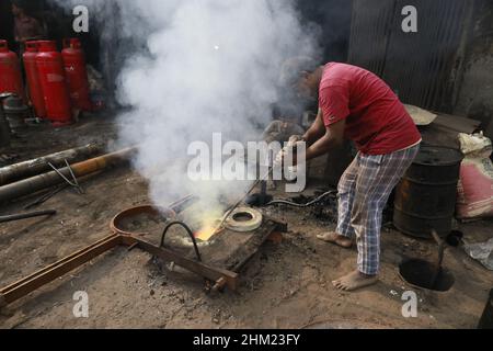 Keraniganj, Bangladesh.06th févr. 2022.Les travailleurs bangladais travaillent dans un chantier naval sur la rive du Buriganga, Keraniganj, près de Dhaka, au Bangladesh, le 6 février 2022.Avec un nombre croissant de commandes d'acheteurs locaux et mondiaux, l'industrie de la construction navale du Bangladesh est en plein essor, contribuant à la diversification du panier d'exportation du pays et générant des opportunités d'emploi.(Photo de Suvra Kanti Das/Sipa USA) crédit: SIPA USA/Alay Live News Banque D'Images