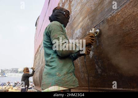 Keraniganj, Bangladesh.06th févr. 2022.Les travailleurs bangladais travaillent dans un chantier naval sur la rive du Buriganga, Keraniganj, près de Dhaka, au Bangladesh, le 6 février 2022.Avec un nombre croissant de commandes d'acheteurs locaux et mondiaux, l'industrie de la construction navale du Bangladesh est en plein essor, contribuant à la diversification du panier d'exportation du pays et générant des opportunités d'emploi.(Photo de Suvra Kanti Das/Sipa USA) crédit: SIPA USA/Alay Live News Banque D'Images