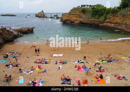 BIARRITZ, FRANCE -20 AOÛT 2021 - vue d'une journée sur la plage Port Vieux Plage dans la station balnéaire de Biarritz, pays Basque, France, connue pour ses vagues et Banque D'Images
