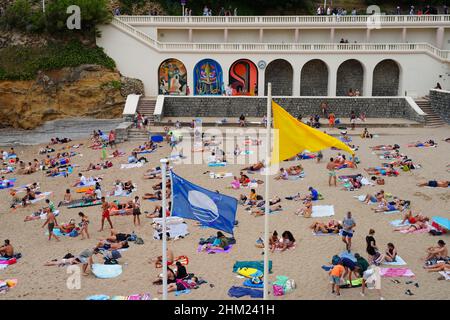 BIARRITZ, FRANCE -20 AOÛT 2021 - vue d'une journée sur la plage Port Vieux Plage dans la station balnéaire de Biarritz, pays Basque, France, connue pour ses vagues et Banque D'Images