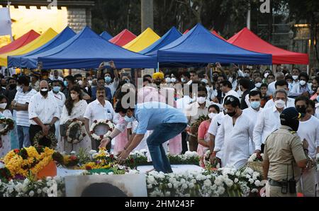 Mumbai, Inde.06th févr. 2022.L'ancien Cricketer indien Sachin Tendulkar rend hommage à la chanteuse légendaire Lata Mangeschkar avant que les derniers rites ne soient exécutés à Mumbai. La chanteuse légendaire a été hospitalisée et emmenée dans une unité de soins intensifs (USI) alors que sa santé s'est détériorée. Elle est décédée le 6th février 2022 à l'âge de 92 ans.Crédit : SOPA Images Limited/Alamy Live News Banque D'Images