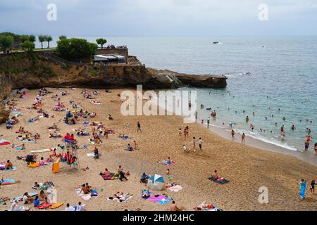 BIARRITZ, FRANCE -20 AOÛT 2021 - vue d'une journée sur la plage Port Vieux Plage dans la station balnéaire de Biarritz, pays Basque, France, connue pour ses vagues et Banque D'Images
