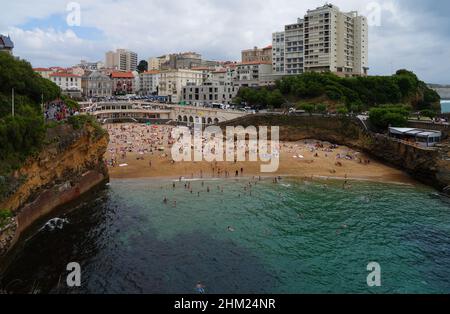 BIARRITZ, FRANCE -20 AOÛT 2021 - vue d'une journée sur la plage Port Vieux Plage dans la station balnéaire de Biarritz, pays Basque, France, connue pour ses vagues et Banque D'Images