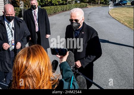 Washington, États-Unis.06th févr. 2022.Le président Joe Biden s'entretient avec la presse après son retour à la Maison Blanche via Marine One.Crédit : SOPA Images Limited/Alamy Live News Banque D'Images