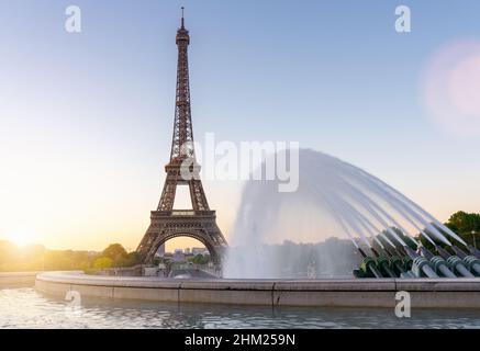 Tour Eiffel vue de la place de la fontaine du Trocadéro Banque D'Images