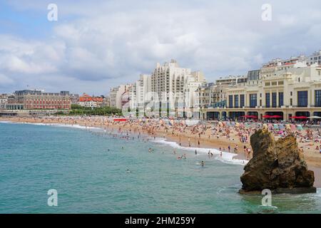BIARRITZ, FRANCE -20 AOÛT 2021- vue sur la plage de la Grande Plage dans la station balnéaire de Biarritz, pays basque, France, connue pour ses vagues et ses Banque D'Images