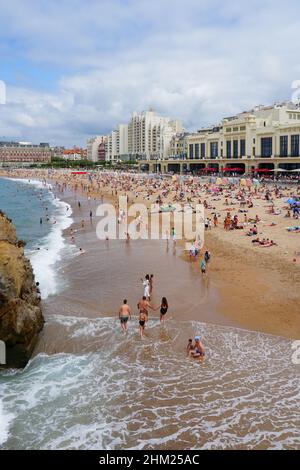 BIARRITZ, FRANCE -20 AOÛT 2021- vue sur la plage de la Grande Plage dans la station balnéaire de Biarritz, pays basque, France, connue pour ses vagues et ses Banque D'Images