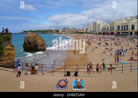BIARRITZ, FRANCE -20 AOÛT 2021- vue sur la plage de la Grande Plage dans la station balnéaire de Biarritz, pays basque, France, connue pour ses vagues et ses Banque D'Images