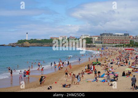 BIARRITZ, FRANCE -20 AOÛT 2021- vue sur la plage de la Grande Plage dans la station balnéaire de Biarritz, pays basque, France, connue pour ses vagues et ses Banque D'Images
