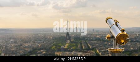 Télescope au sommet avec vue sur la Tour Eiffel et la ligne d'horizon de Paris Banque D'Images