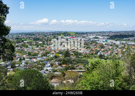 Vue sur les maisons de la banlieue d'Auckland du Mont Roskill, vue depuis le domaine d'Owairaka Banque D'Images