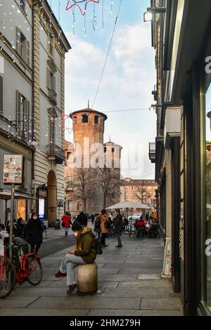 Vue sur la rue avec un coin du château médiéval de Casaforte degli Acaja en arrière-plan, Turin, Piémont, Italie Banque D'Images