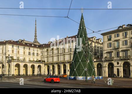 Piazza Vittorio Veneto place pendant les vacances de Noël avec l'arbre de Noël et le sommet de la Mole Antonelliana, Turin, Piémont, Italie Banque D'Images