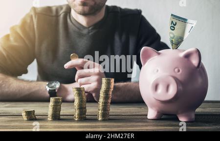 Calcul de l'argent financier avec Piggybank et pièces Banque D'Images