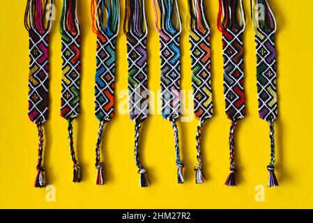 Bracelets d'amitié tissés de bricolage non finis avec motif géométrique abstrait. Accessoires d'été Banque D'Images