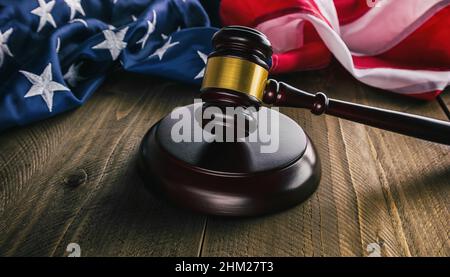 Juge gavel en bois avec drapeau des Etats-Unis - image de concept de droit Banque D'Images