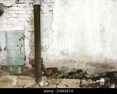 Fragment de vieux mur de brique avec plâtre de déformation Banque D'Images