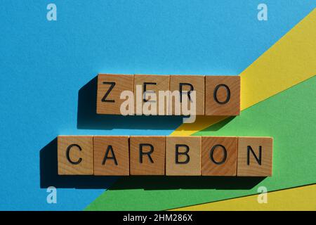 Zéro carbone, expression en lettres de l'alphabet en bois isolées sur fond jaune, vert et bleu Banque D'Images