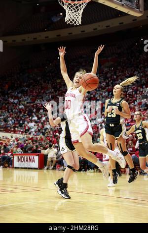 Bloomington, États-Unis.06th févr. 2022.Indiana Hoosiers avance Aleksa Gulbe (10) est fouillé par Purdue pendant le match de basket-ball féminin de la National Collegiate Athletic Association (NCAA) à Bloomington.The Indiana University Hoosiers Beat Purdue 64-57.(Photo de Jeremy Hogan/SOPA Images/Sipa USA) crédit: SIPA USA/Alay Live News Banque D'Images