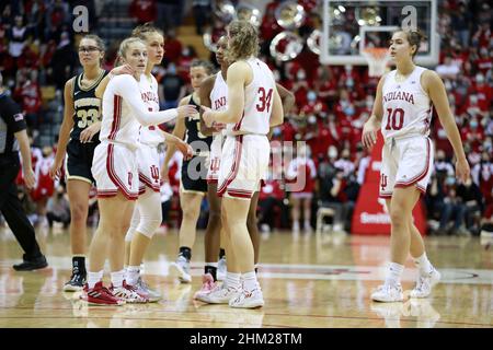 Bloomington, États-Unis.06th févr. 2022.Les membres de l'équipe féminine de basket-ball de l'Indiana University se caucus lors du match de basket-ball féminin de la National Collegiate Athletic Association (NCAA) à Bloomington.The Indiana University Hoosiers Beat Purdue 64-57.(Photo de Jeremy Hogan/SOPA Images/Sipa USA) crédit: SIPA USA/Alay Live News Banque D'Images