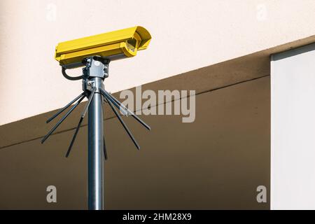 Caméra IP CCTV de couleur jaune installée par ont un couvercle étanche pour protéger la caméra avec l'image de concept de système de sécurité domestique Banque D'Images