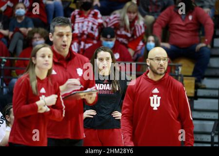 Bloomington, États-Unis.06th févr. 2022.Mackenzie Holmes, de l'Université de l'Indiana, regarde depuis le banc pendant le match de basket-ball féminin de la National Collegiate Athletic Association (NCAA) à Bloomington.The Indiana University Hoosiers Beat Purdue 64-57.(Photo de Jeremy Hogan/SOPA Images/Sipa USA) crédit: SIPA USA/Alay Live News Banque D'Images