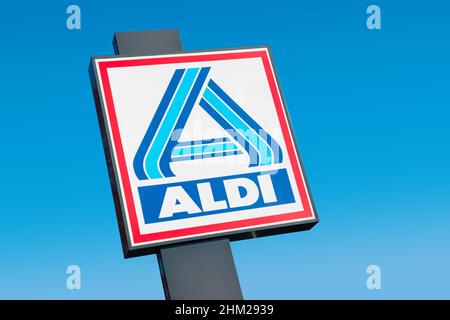 Aldi signe (division nord) contre le ciel bleu. Aldi est un leader mondial de la chaîne de supermarchés discount avec près de 10 000 magasins dans 18 pays. Banque D'Images