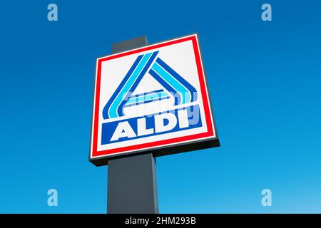 Aldi signe (division nord) contre le ciel bleu. Aldi est un leader mondial de la chaîne de supermarchés discount avec près de 10 000 magasins dans 18 pays. Banque D'Images