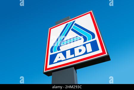 Aldi signe (division nord) contre le ciel bleu. Aldi est un leader mondial de la chaîne de supermarchés discount avec près de 10 000 magasins dans 18 pays. Banque D'Images