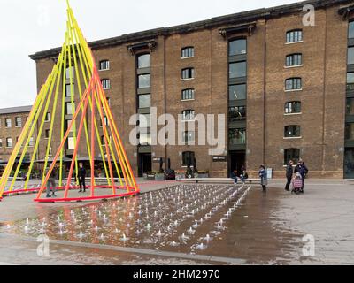 Vue de face du bâtiment Aual Central Saint Martins à Granary Square Londres Banque D'Images