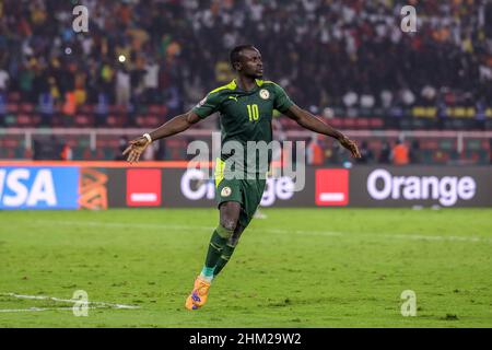 CAMEROUN, Yaoundé, février 06 2022 - Sadio Mane du Sénégal célèbre après avoir remporté la pénalité lors de la finale de la coupe d'Afrique des Nations entre le Sénégal et l'Egypte au Stade d'Olemme, Yaoundé, CMR 06/02/2022 photo SFSSI Credit: Sebo47/Alay Live News Banque D'Images