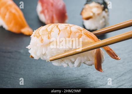 Sushi nigiri avec baguettes Banque D'Images