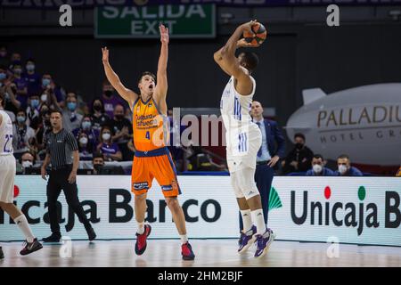 Madrid, Madrid, Espagne.6th févr. 2022.Guerschon Yabusele (R) et Jaime Pradilla (L) lors de la victoire du Club Panier de Valence sur le Real Madrid 93 - 94 en Liga Endesa saison régulière (jour 21) célébrée à Madrid (Espagne) au Centre Wizink.Février 6th 2022.(Credit image: © Juan Carlos García Mate/Pacific Press via ZUMA Press Wire) Banque D'Images