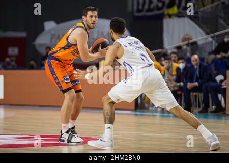 Madrid, Madrid, Espagne.6th févr. 2022.Sam Van Rossom (L) et Nigel Williams-Goss (R) lors de la victoire du Club Panier de Valence sur le Real Madrid 93 - 94 en Liga Endesa saison régulière (jour 21) célébrée à Madrid (Espagne) au Centre Wizink.Février 6th 2022.(Credit image: © Juan Carlos García Mate/Pacific Press via ZUMA Press Wire) Banque D'Images